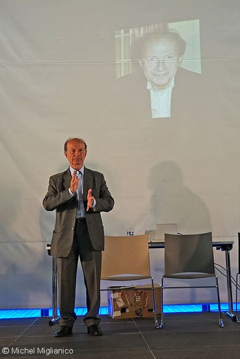 conf_pres_stands_195.jpg