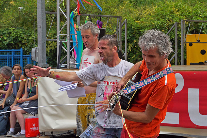 deux_poings_110.jpg